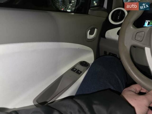 Білий Рено Зое, об'ємом двигуна 0 л та пробігом 154 тис. км за 7900 $, фото 13 на Automoto.ua