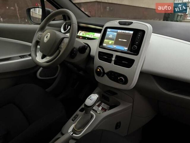 Белый Рено Зое, объемом двигателя 0 л и пробегом 95 тыс. км за 8900 $, фото 13 на Automoto.ua