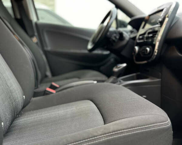 Белый Рено Зое, объемом двигателя 0 л и пробегом 200 тыс. км за 8998 $, фото 23 на Automoto.ua