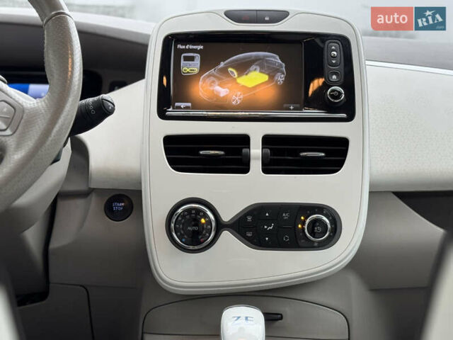 Белый Рено Зое, объемом двигателя 0 л и пробегом 126 тыс. км за 8800 $, фото 18 на Automoto.ua