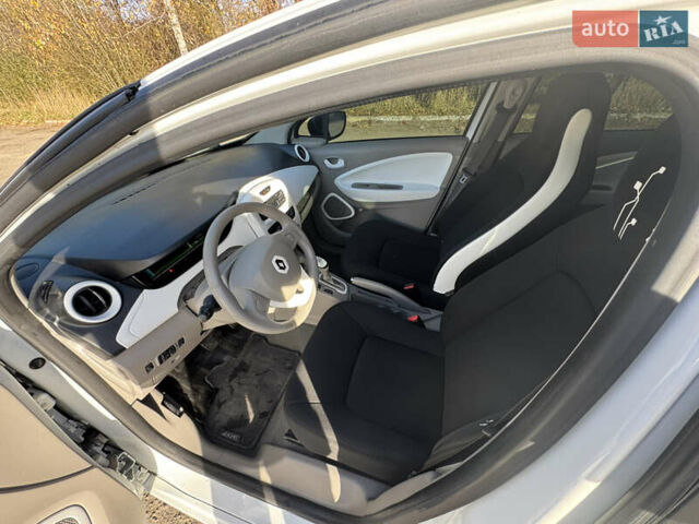 Белый Рено Зое, объемом двигателя 0 л и пробегом 99 тыс. км за 8100 $, фото 4 на Automoto.ua
