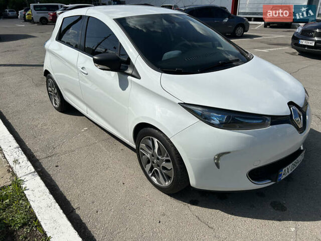 Белый Рено Зое, объемом двигателя 0 л и пробегом 95 тыс. км за 10000 $, фото 5 на Automoto.ua