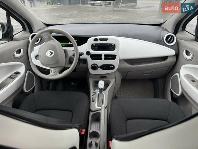 Белый Рено Зое, объемом двигателя 0 л и пробегом 63 тыс. км за 9200 $, фото 8 на Automoto.ua