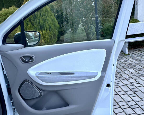 Белый Рено Зое, объемом двигателя 0 л и пробегом 43 тыс. км за 9399 $, фото 64 на Automoto.ua