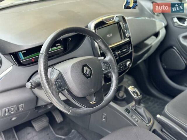 Белый Рено Зое, объемом двигателя 0 л и пробегом 92 тыс. км за 9990 $, фото 13 на Automoto.ua