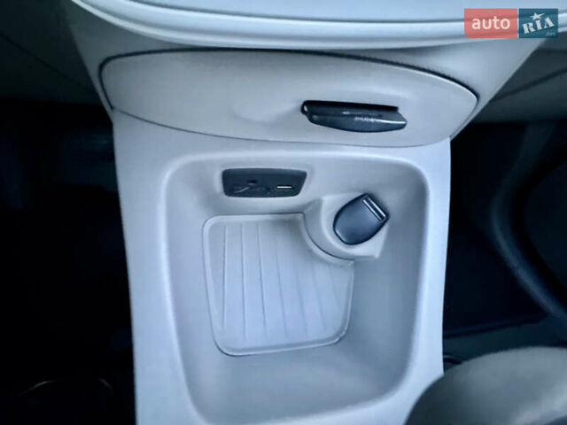Белый Рено Зое, объемом двигателя 0 л и пробегом 43 тыс. км за 9399 $, фото 56 на Automoto.ua