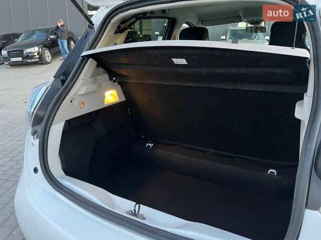 Белый Рено Зое, объемом двигателя 0 л и пробегом 95 тыс. км за 8940 $, фото 13 на Automoto.ua
