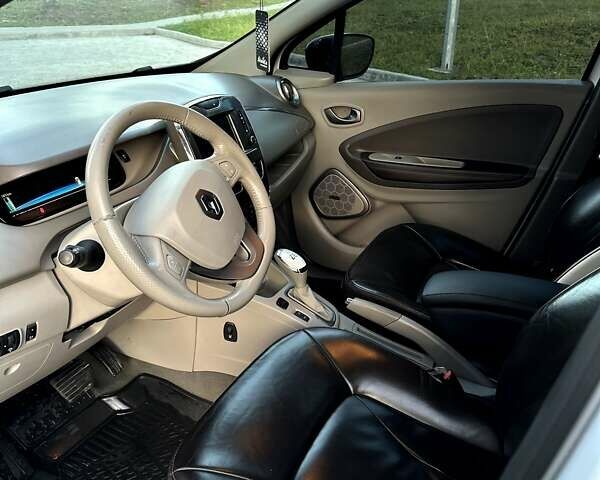 Белый Рено Зое, объемом двигателя 0 л и пробегом 127 тыс. км за 9800 $, фото 13 на Automoto.ua