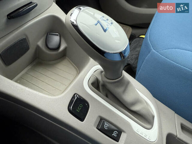 Белый Рено Зое, объемом двигателя 0 л и пробегом 106 тыс. км за 8100 $, фото 20 на Automoto.ua