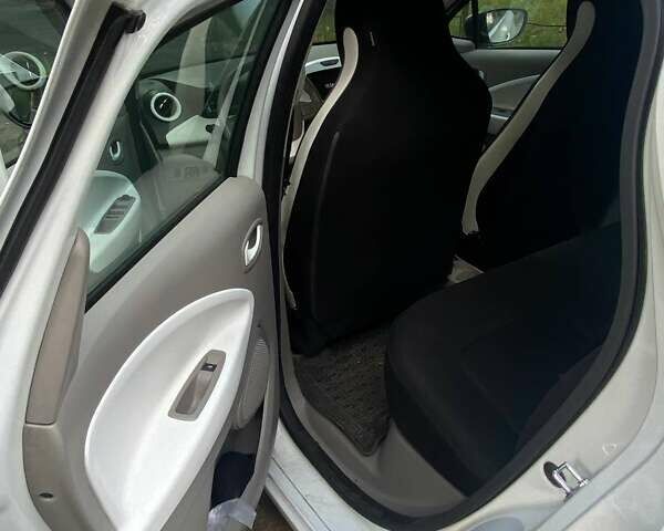 Белый Рено Зое, объемом двигателя 0 л и пробегом 92 тыс. км за 9000 $, фото 6 на Automoto.ua