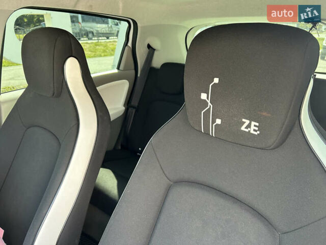 Белый Рено Зое, объемом двигателя 0 л и пробегом 95 тыс. км за 10000 $, фото 7 на Automoto.ua