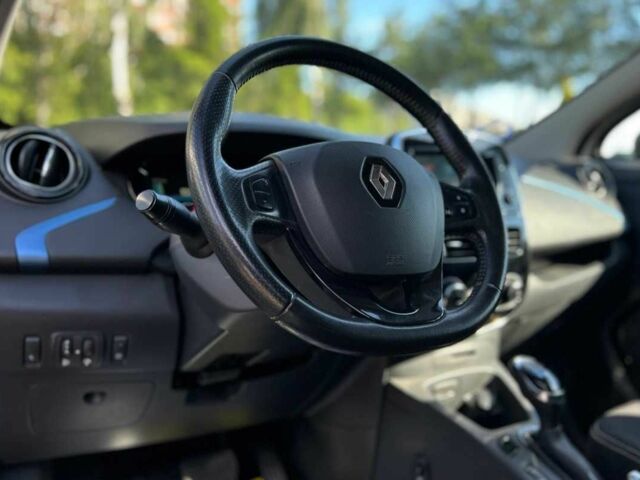 Белый Рено Зое, объемом двигателя 0 л и пробегом 143 тыс. км за 8900 $, фото 17 на Automoto.ua