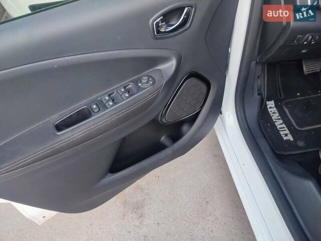 Белый Рено Зое, объемом двигателя 0 л и пробегом 88 тыс. км за 10800 $, фото 14 на Automoto.ua