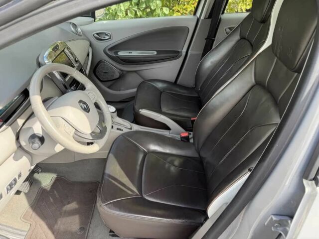 Білий Рено Зое, об'ємом двигуна 0 л та пробігом 58 тис. км за 5000 $, фото 5 на Automoto.ua