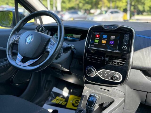 Белый Рено Зое, объемом двигателя 0 л и пробегом 143 тыс. км за 8900 $, фото 12 на Automoto.ua