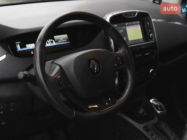 Білий Рено Зое, об'ємом двигуна 0 л та пробігом 96 тис. км за 10000 $, фото 10 на Automoto.ua