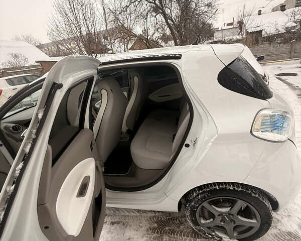 Белый Рено Зое, объемом двигателя 0 л и пробегом 112 тыс. км за 8700 $, фото 10 на Automoto.ua