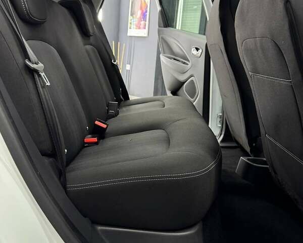 Белый Рено Зое, объемом двигателя 0 л и пробегом 115 тыс. км за 9950 $, фото 30 на Automoto.ua