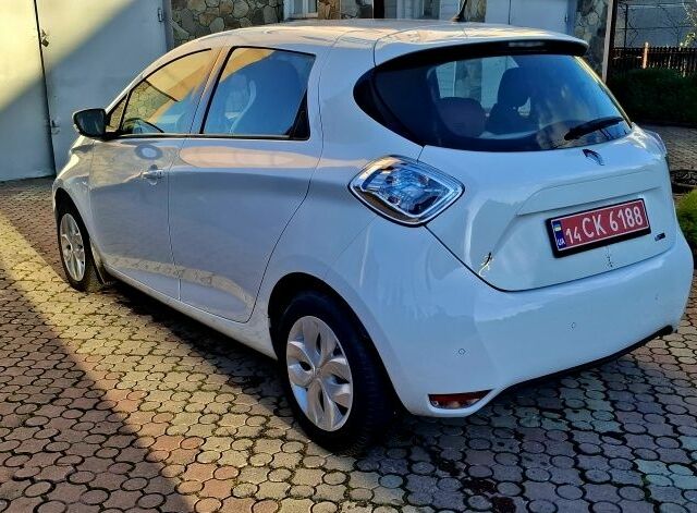 Белый Рено Зое, объемом двигателя 0 л и пробегом 101 тыс. км за 8850 $, фото 3 на Automoto.ua