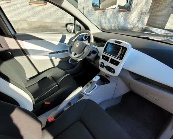 Белый Рено Зое, объемом двигателя 0 л и пробегом 143 тыс. км за 8700 $, фото 10 на Automoto.ua