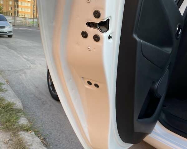 Белый Рено Зое, объемом двигателя 0 л и пробегом 108 тыс. км за 9500 $, фото 26 на Automoto.ua