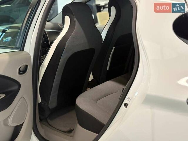 Білий Рено Зое, об'ємом двигуна 0 л та пробігом 121 тис. км за 7300 $, фото 12 на Automoto.ua