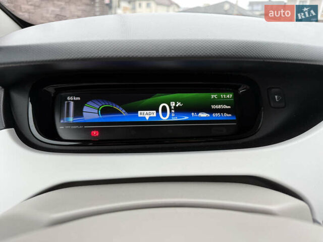 Белый Рено Зое, объемом двигателя 0 л и пробегом 106 тыс. км за 8100 $, фото 19 на Automoto.ua