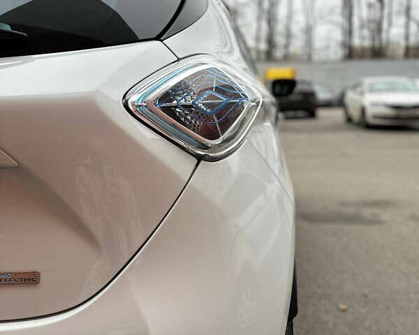 Белый Рено Зое, объемом двигателя 0 л и пробегом 200 тыс. км за 8998 $, фото 6 на Automoto.ua