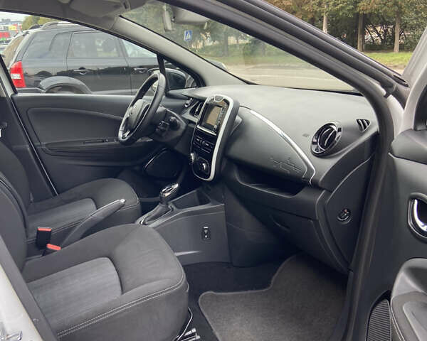Белый Рено Зое, объемом двигателя 0 л и пробегом 71 тыс. км за 9500 $, фото 8 на Automoto.ua