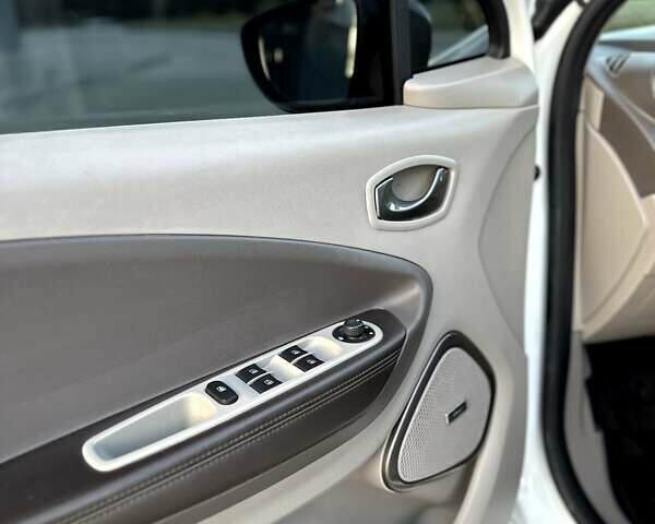 Белый Рено Зое, объемом двигателя 0 л и пробегом 127 тыс. км за 9800 $, фото 20 на Automoto.ua