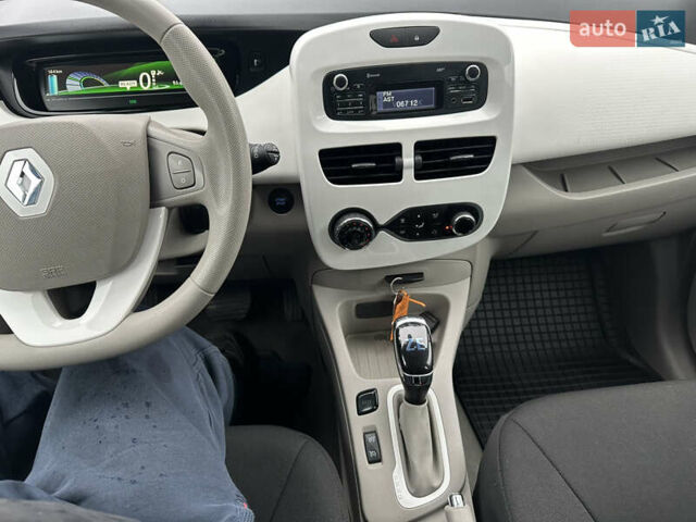 Білий Рено Зое, об'ємом двигуна 0 л та пробігом 84 тис. км за 7900 $, фото 15 на Automoto.ua