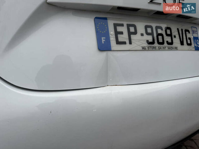Белый Рено Зое, объемом двигателя 0 л и пробегом 63 тыс. км за 9200 $, фото 10 на Automoto.ua