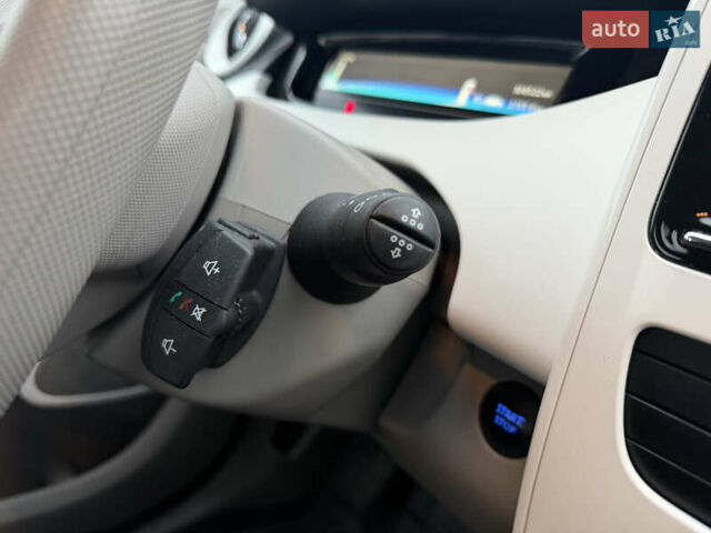 Білий Рено Зое, об'ємом двигуна 0 л та пробігом 104 тис. км за 8700 $, фото 16 на Automoto.ua
