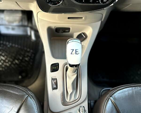 Белый Рено Зое, объемом двигателя 0 л и пробегом 127 тыс. км за 9800 $, фото 18 на Automoto.ua