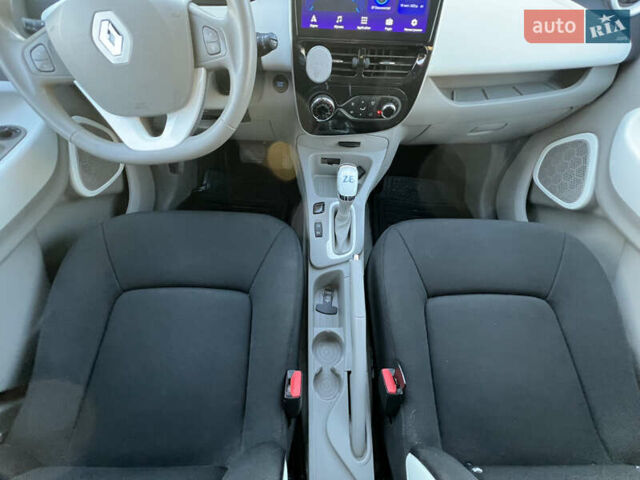 Белый Рено Зое, объемом двигателя 0 л и пробегом 94 тыс. км за 9199 $, фото 22 на Automoto.ua