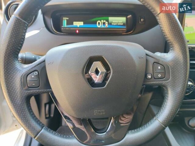 Белый Рено Зое, объемом двигателя 0 л и пробегом 51 тыс. км за 9900 $, фото 23 на Automoto.ua