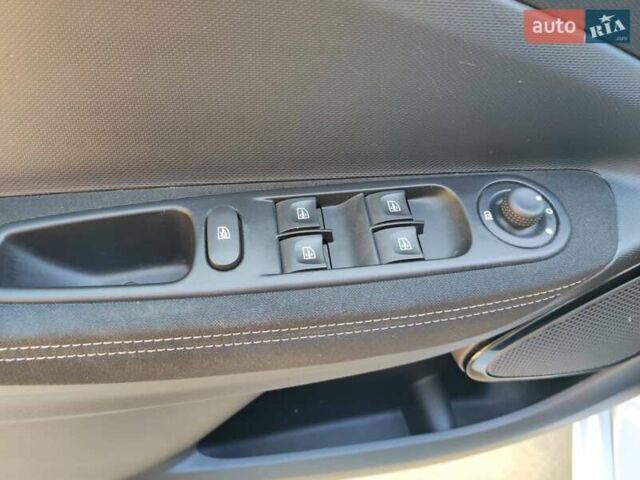 Белый Рено Зое, объемом двигателя 0 л и пробегом 51 тыс. км за 9900 $, фото 53 на Automoto.ua