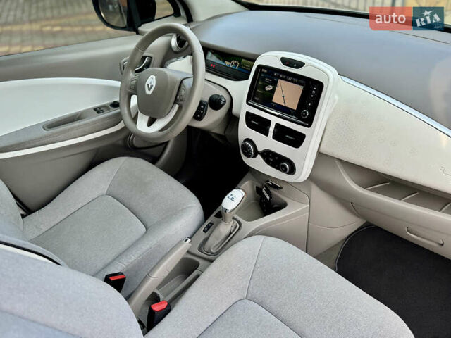Белый Рено Зое, объемом двигателя 0 л и пробегом 77 тыс. км за 9499 $, фото 36 на Automoto.ua