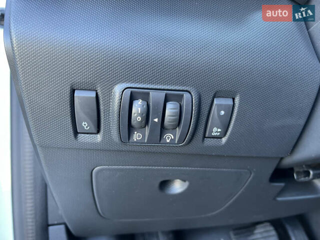 Білий Рено Зое, об'ємом двигуна 0 л та пробігом 135 тис. км за 8800 $, фото 28 на Automoto.ua