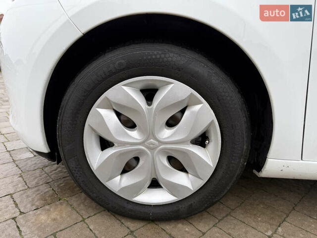 Белый Рено Зое, объемом двигателя 0 л и пробегом 106 тыс. км за 8100 $, фото 27 на Automoto.ua
