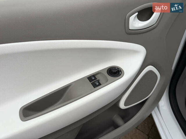 Белый Рено Зое, объемом двигателя 0 л и пробегом 106 тыс. км за 8100 $, фото 8 на Automoto.ua