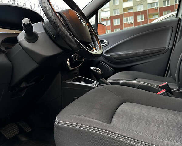 Белый Рено Зое, объемом двигателя 0 л и пробегом 200 тыс. км за 8998 $, фото 28 на Automoto.ua