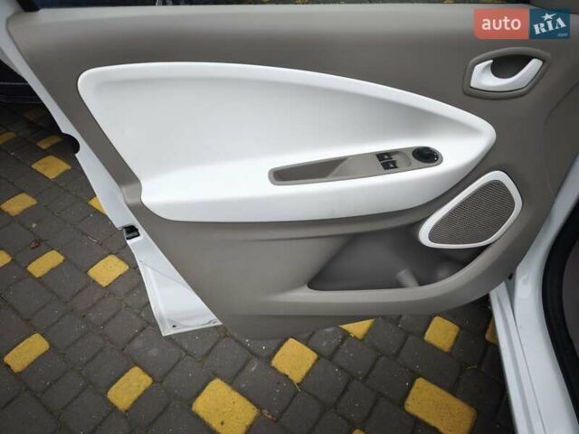 Білий Рено Зое, об'ємом двигуна 0 л та пробігом 100 тис. км за 4500 $, фото 22 на Automoto.ua
