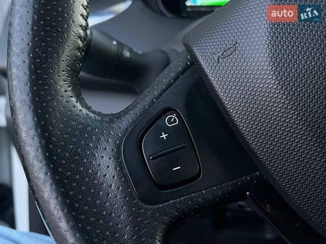 Белый Рено Зое, объемом двигателя 0 л и пробегом 95 тыс. км за 8940 $, фото 27 на Automoto.ua