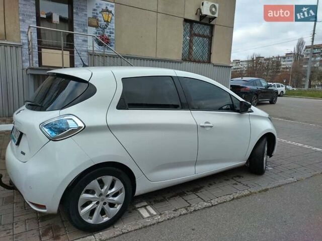 Белый Рено Зое, объемом двигателя 0 л и пробегом 204 тыс. км за 8400 $, фото 12 на Automoto.ua