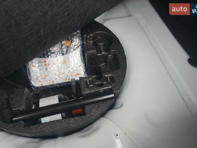 Белый Рено Зое, объемом двигателя 0 л и пробегом 102 тыс. км за 9777 $, фото 50 на Automoto.ua