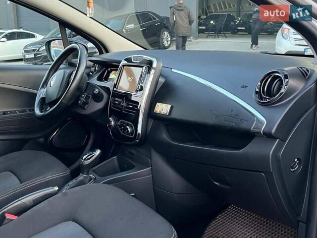 Белый Рено Зое, объемом двигателя 0 л и пробегом 95 тыс. км за 8940 $, фото 17 на Automoto.ua
