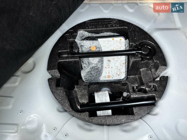 Белый Рено Зое, объемом двигателя 0 л и пробегом 135 тыс. км за 9200 $, фото 22 на Automoto.ua
