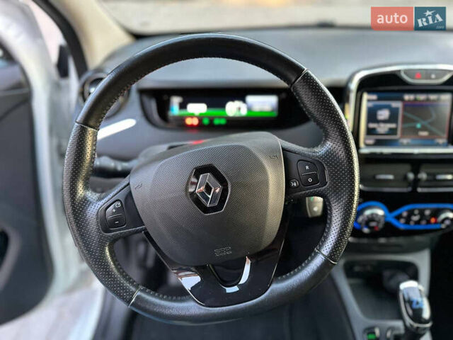 Белый Рено Зое, объемом двигателя 0 л и пробегом 74 тыс. км за 8999 $, фото 9 на Automoto.ua