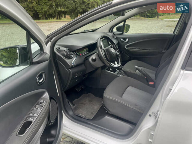 Белый Рено Зое, объемом двигателя 0 л и пробегом 55 тыс. км за 9500 $, фото 18 на Automoto.ua